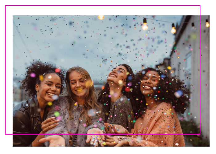 Eine Gruppe von jungen Frauen, die ihre persönliche Lebenszahl kennen, sich freuen, mit Konfetti werfen und feiern