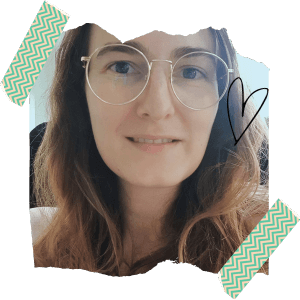 Ein Bild der Gründerin von NumeroX: Eine junge Frau mit Brille