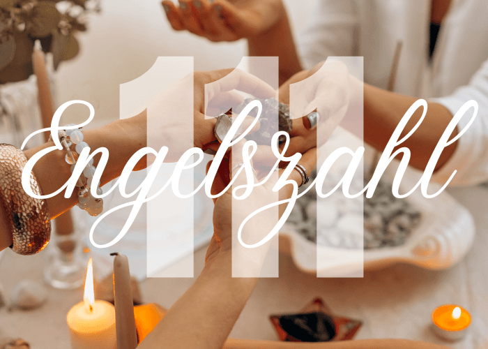 Am Himmel leuchtet die Aufschrift Engelszahl 111